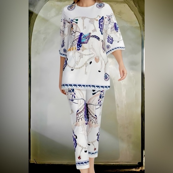 British Pearl Royal Horse Embellished Oversized Blouse & Skinny Pants Suit Set. - Picture 4 of 17